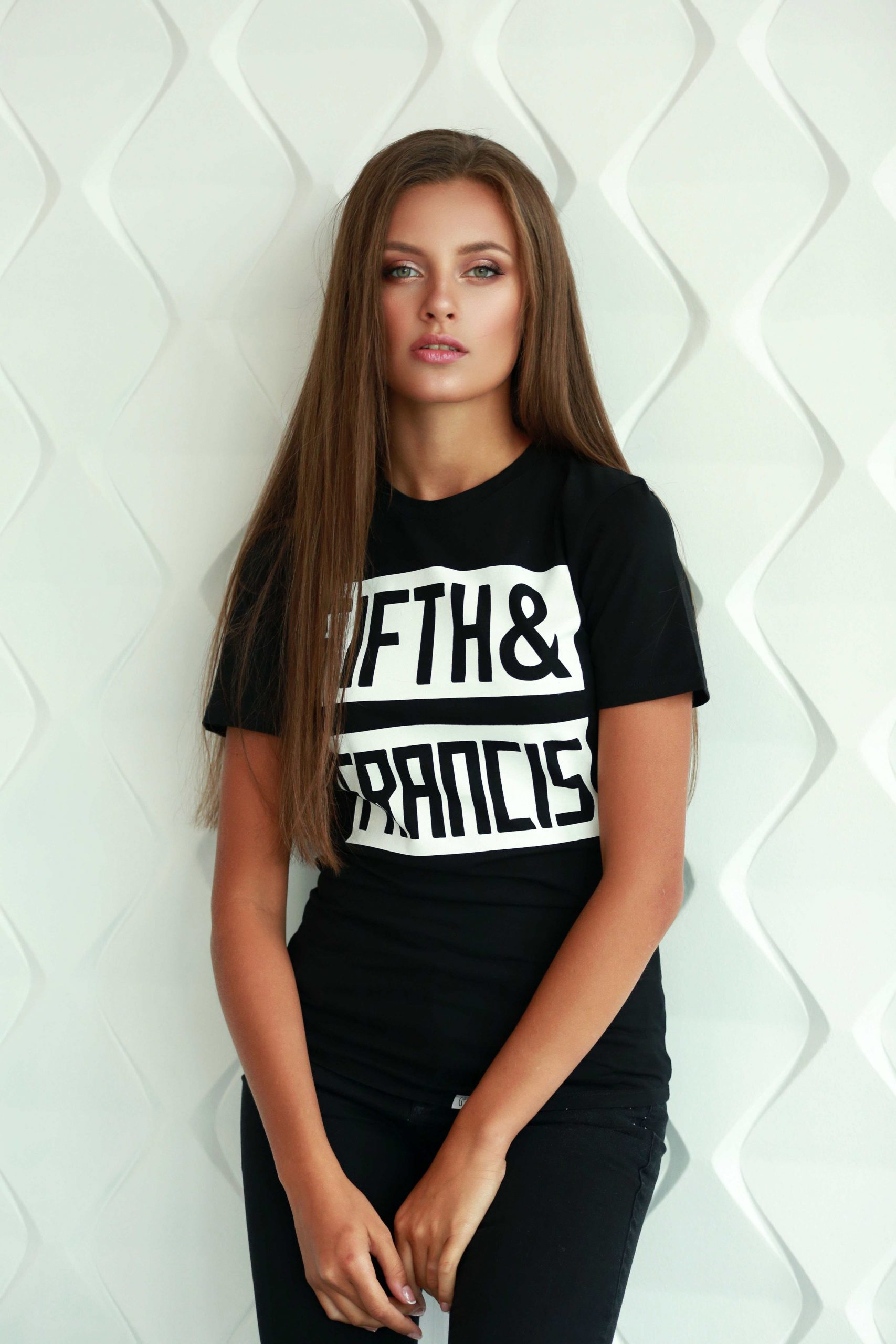 In de naam Wind Medewerker Zwart T-shirt met tekst dames - Fifth & Francis - casual kleding voor dames